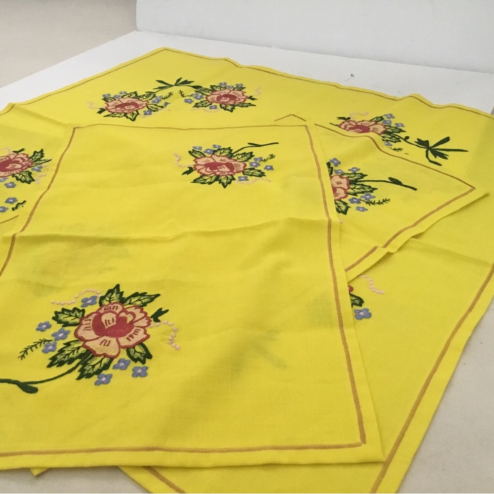 Tablecloth Set. Floral Embroidered in Yellow